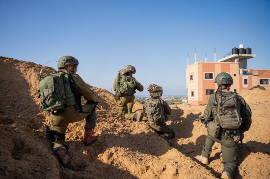 这张以色列国防军12月10日发布的照片显示，以军地面部队在加沙地带进行军事行动。新华社发