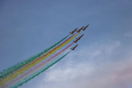 炫舞长空，绽放美丽之“花”――空军八一飞行表演队精彩亮相第二届沙特国际防务展
