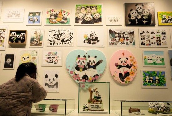2月20日，一位小朋友在看“福寶”家族的創意作品。新華社記者姚琪琳攝