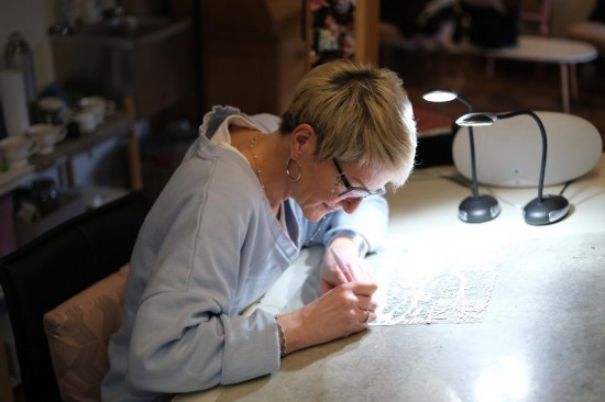 瑞士剪纸艺术家巧手诠释和善中国龙