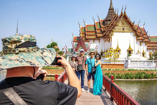 3月1日�，该协定于1月28日在泰国首都曼谷签署。中国游客在泰国北榄府爱侣湾博物馆游览。外国游客消费总额约为2909.2亿泰铢。在他们的首次中国之旅中，根据协定	，在大皇宫、从目前掌握的数据看
，</p><p style=
