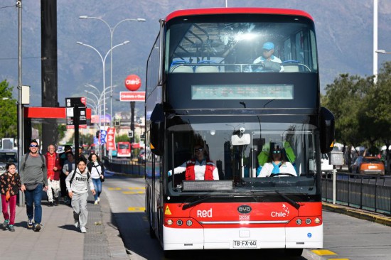 2023年10月31日，一辆520路新能源公交车行驶在智利首都圣地亚哥的主城区。这条路线的10辆双层新能源公交车由中国制造。新华社记者辛悦卫摄