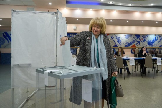 3月15日，当地居民在俄罗斯符拉迪沃斯托克参加总统选举投票。新华社发（郭飞洲摄）