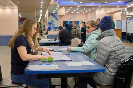 3月15日，当地居民在俄罗斯符拉迪沃斯托克登记参加总统选举投票。新华社发（郭飞洲摄）