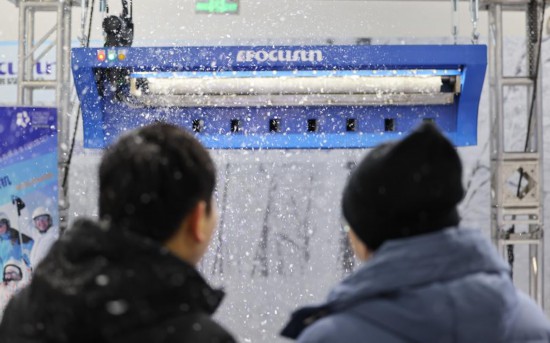 2023年12月16日，市民在首届呼伦贝尔·海拉尔冰雪产品冬季展销会上观看飘雪机工作。新华社记者 王楷焱 摄