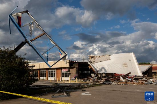 4月10日，在美国休斯敦附近的凯蒂，一座购物中心遭龙卷风袭击后受损。新华社发（陈晨摄）