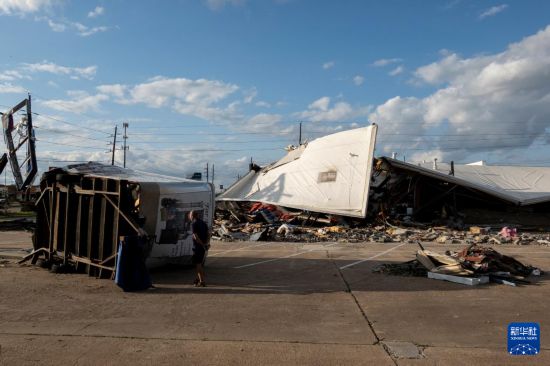 4月10日，在美国休斯敦附近的凯蒂，一座购物中心遭龙卷风袭击后受损。新华社发（陈晨摄）