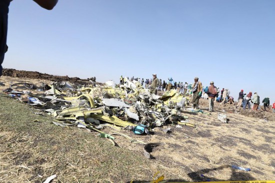 　　2019年3月11日，在埃塞俄比亚首都亚的斯亚贝巴附近，人们聚集在坠机现场。新华社发（迈克尔·特韦尔德摄）
