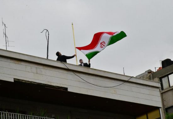  4月8日，在叙利亚首都大马士革，伊朗驻叙利亚使馆领事部门新址升起伊朗国旗。新华社发（阿玛尔摄）
