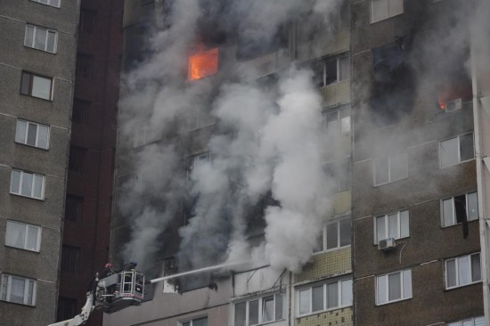 2月7日，俄罗斯军队对乌克兰首都基辅等地发动空袭。图为消防员在基辅为被导弹碎片击中的居民楼灭火。新华社发（罗曼·佩图什科夫摄）