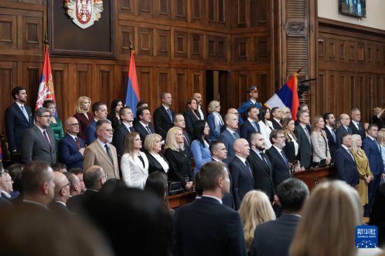   5月2日，在塞尔维亚贝尔格莱德，新一届政府成员出席就职仪式。新华社发（普雷德拉格·米洛萨夫列维奇摄）