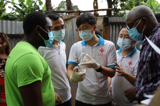 广州中医药大学青蒿抗疟援外医疗队在圣多美和普林西比开展疟疾防控。
