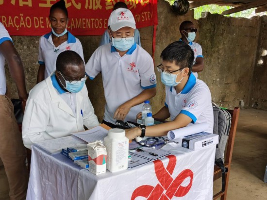 广州中医药大学青蒿抗疟援外医疗队在圣多美和普林西比开展“全民服药”项目。