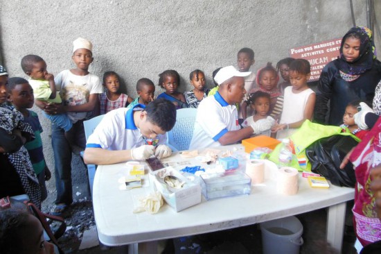 广州中医药大学青蒿抗疟援外医疗队在科摩罗进行疟疾带虫率调查。