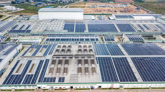 这是2023年11月7日在泰国春武里府拍摄的中泰合作建设的工厂屋顶光伏发电项目现场（无人机照片）。新华社记者王腾摄
