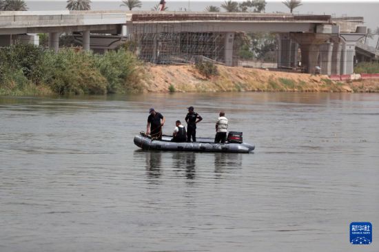 5月21日、エジプトのギザ省で、小型バスの落水事故現場で救助隊が作業していた。新華社発（アハマド・ゴマ撮影）