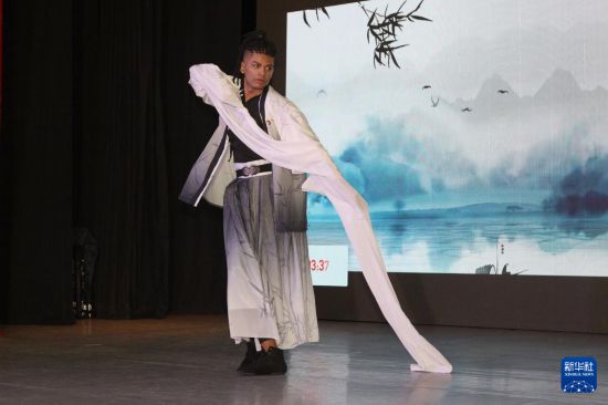 5月17日，参赛选手在南非开普敦举行的第23届“汉语桥”世界大学生中文比赛南非赛区决赛上进行才艺展示。新华社记者 王雷 摄