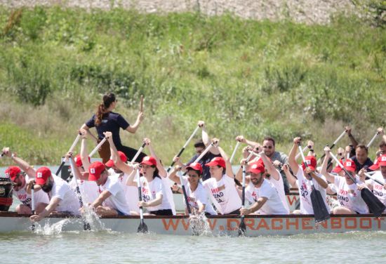 多瑙河龙舟赛参赛队员在比赛中奋力划桨。刘昕宇 摄
