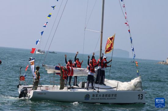   7月21日，在中国海军主办的首届“海军杯”国际帆船邀请赛开幕式上，斯里兰卡参赛队参加海上入场式。新华社发（李昊天 摄）