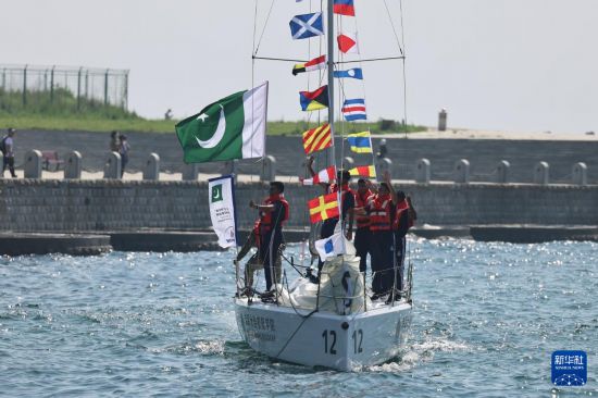   7月21日，在中国海军主办的首届“海军杯”国际帆船邀请赛开幕式上，巴基斯坦参赛队参加海上入场式。新华社发（李昊天 摄）