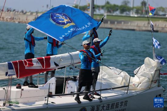   7月21日，在中国海军主办的首届“海军杯”国际帆船邀请赛开幕式上，中国海军大连舰艇学院参赛队参加海上入场式。新华社发（李昊天 摄）