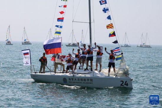   7月21日，在中国海军主办的首届“海军杯”国际帆船邀请赛开幕式上，俄罗斯参赛队参加海上入场式。新华社发（李昊天 摄）