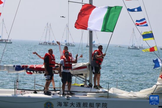   7月21日，在中国海军主办的首届“海军杯”国际帆船邀请赛开幕式上，意大利参赛队参加海上入场式。新华社发（李昊天 摄）