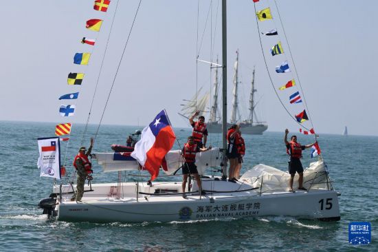   7月21日，在中国海军主办的首届“海军杯”国际帆船邀请赛开幕式上，智利参赛队参加海上入场式。新华社发（李昊天 摄）