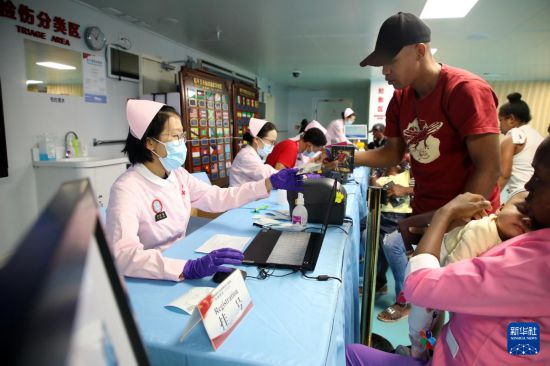 7月27日，中国海军“和平方舟”号医院船医务人员在马达加斯加开展医疗服务。新华社发（刘志磊摄）