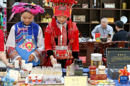 8月9日，工作人员在缅甸仰光举行的“茶和天下·雅集”暨中国云南文化和旅游推广活动上泡茶。新华社发（苗觉梭摄）