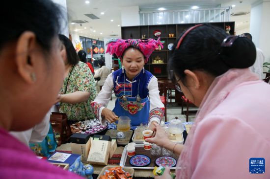 8月9日，工作人员在缅甸仰光举行的“茶和天下·雅集”暨中国云南文化和旅游推广活动上为嘉宾提供茶饮。新华社发（苗觉梭摄）