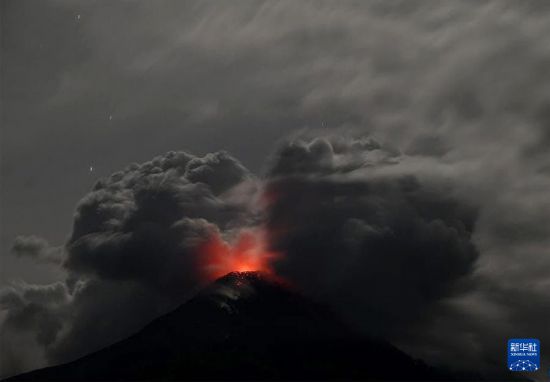 印尼东部火山喷发 当地进入紧急响应状态