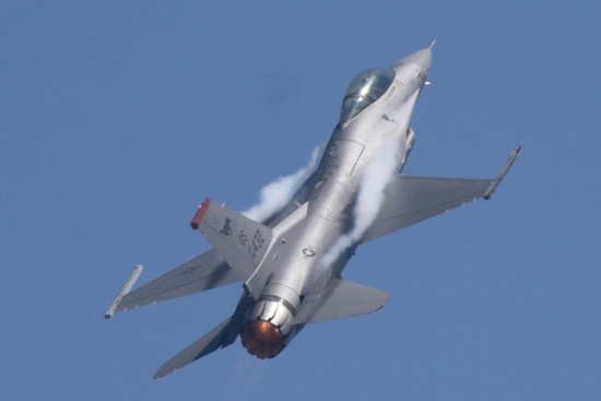   2023年2月14日，在印度班加罗尔耶拉汉卡空军基地，美国空军F-16战机参加印度航空展表演。新华社发