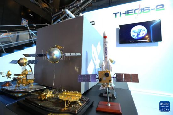   这是4月8日在位于泰国是拉差县的泰国地理信息学与太空技术发展局拍摄的展出的部分航天模型。新华社发（拉亨摄）