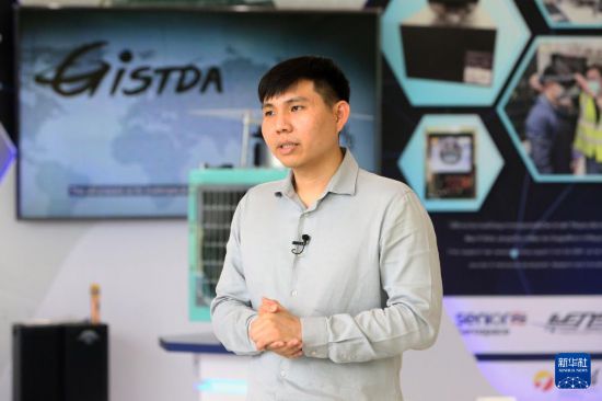   4月8日，在位于泰国是拉差县的泰国地理信息学与太空技术发展局，卫星制造事业部首席工程师阿蒂帕·瓦塔努塔猜接受采访。新华社发（拉亨摄）