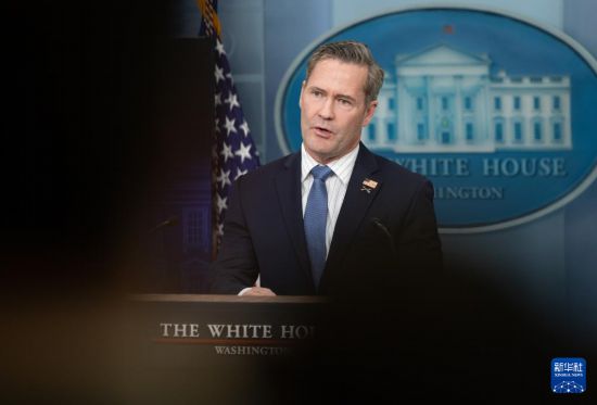 　　这是美国总统国家安全事务助理迈克尔·华尔兹在华盛顿白宫出席记者会的资料照片（2月20日摄）。新华社记者 胡友松 摄