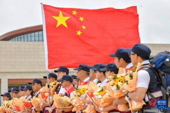 5月18日，中国政府援缅卫生防疫队队员在昆明长水国际机场参加欢迎仪式。新华社发（彭奕凯摄）