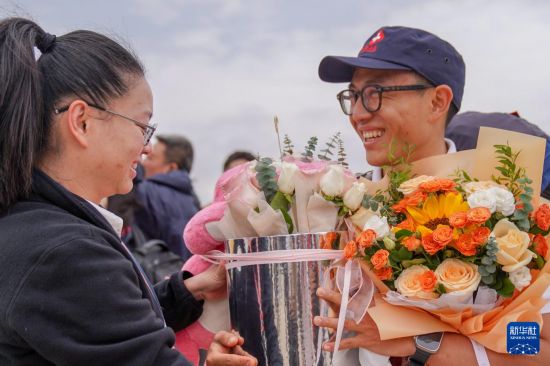 5月18日，工作人员在昆明长水国际机场为中国政府援缅卫生防疫队队员献上礼物。新华社发（彭奕凯摄）
