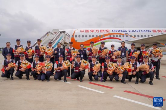 5月18日，中国政府援缅卫生防疫队队员在昆明长水国际机场合影留念。新华社发（彭奕凯摄）