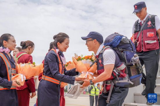 5月18日，工作人员在昆明长水国际机场为中国政府援缅卫生防疫队队员献花。新华社发（彭奕凯摄）