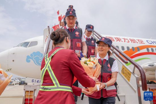 5月18日，工作人员在昆明长水国际机场为中国政府援缅卫生防疫队队员献花。新华社发（彭奕凯摄）