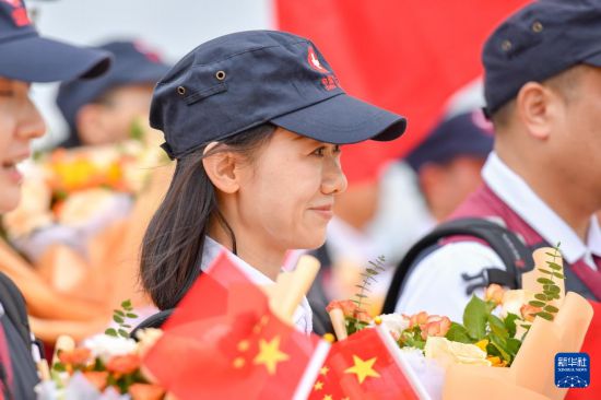 　5月18日，中国政府援缅卫生防疫队队员在昆明长水国际机场参加欢迎仪式。新华社发（彭奕凯摄）