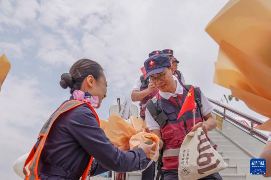5月18日，工作人员在昆明长水国际机场为中国政府援缅卫生防疫队队员献花。新华社发（彭奕凯摄）