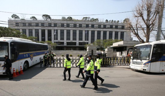 4月3日，在韩国首尔，警察在韩国宪法法院前执勤。新华社记者姚琪琳摄