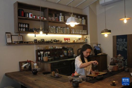 5月21日，茶艺师张乐在法国巴黎的茶室演示茶艺。新华社记者 王松宇 摄
