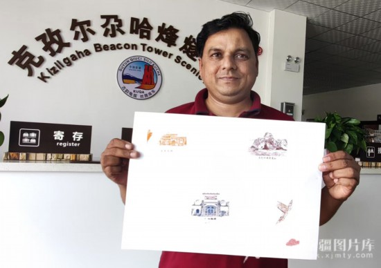 5月25日，2025上合组织国家青年文化交流营（南疆线）的嘉宾们参观了克孜尔尕哈烽燧。巴基斯坦国际新闻通讯社中国新闻办公室编辑哈瓦贾·哈马扎·伊克巴尔盖上了克孜尔尕哈烽燧纪念章，留作纪念。