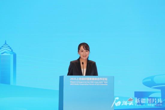 5月23日，在2025上合组织国家媒体合作论坛青年文化交流营活动中，人民日报社记者阿尔达克·塔巴拉克发言。石榴云/新疆日报记者 李雄心摄