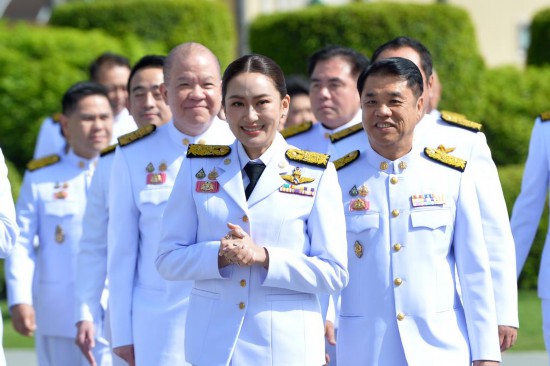 2024年9月7日，泰国总理佩通坦·钦那瓦（前中）及新一届内阁成员在位于首都曼谷的总理府与媒体见面。新华社发（拉亨摄）