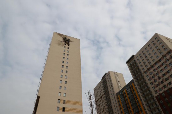   2025年3月11日，俄罗斯莫斯科州遭大规模无人机袭击。图为在莫斯科州南部萨普罗诺沃拍摄的受损住宅楼。新华社记者白雪骐摄