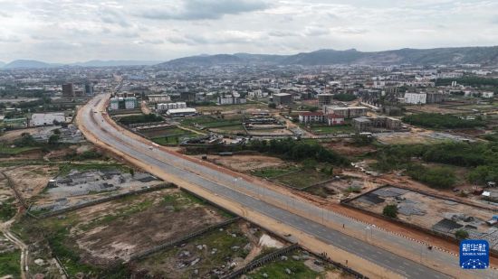 这是6月4日拍摄的尼日利亚阿布贾北区16号干线道路（无人机照片）。新华社发（中地海外尼日利亚有限公司供图）